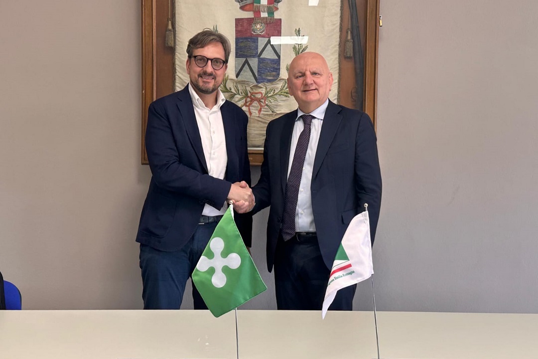 Gli assessori Guido Guidesi e Vincenzo Colla mentre si stringono la mano. Foto utilizzata in occasione dell'articolo sull'alleanza Lombardia-Emilia per l'impresa