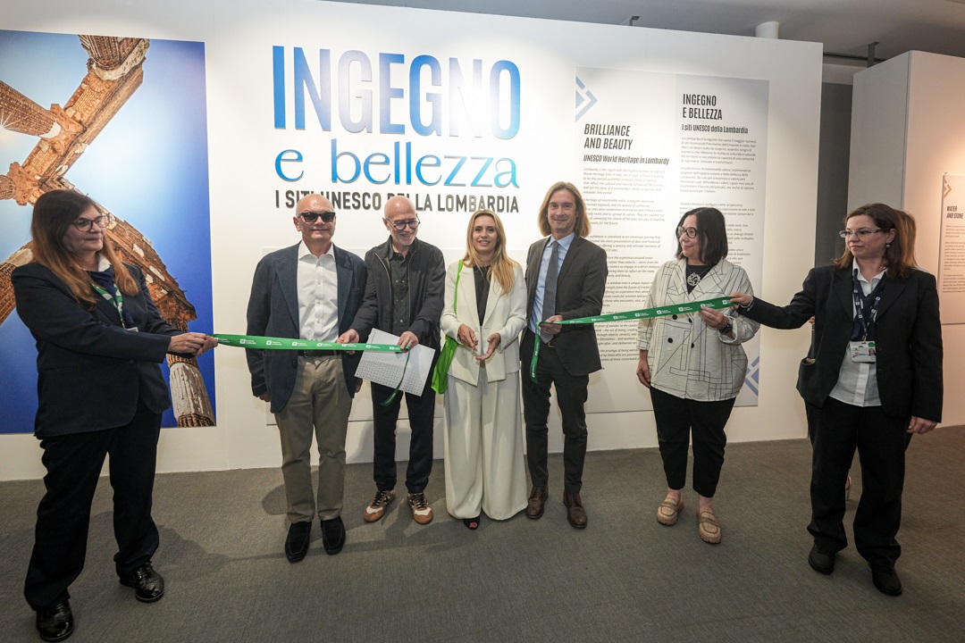 Inaugurata la mostra fotografica 'Ingegno e bellezza: i siti UNESCO della Lombardia’: in foto, l’assessore regionale Francesca Caruso al taglio del nastro