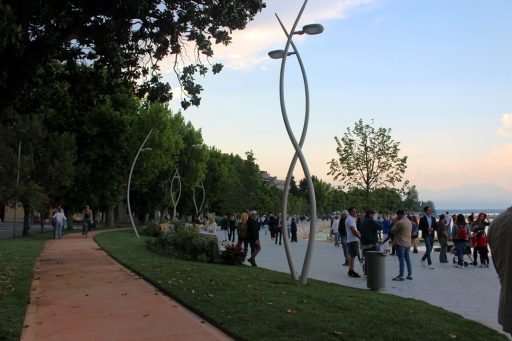La passeggiata lungolago di Desenzano del Garda