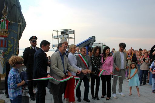 Il taglio del nastro della passeggiata sul lungolago di Desenzano del Garda