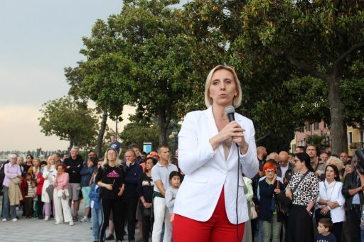 L'assessore Terzi durante il suo intervento, ha un microfono in mano e parla ai presenti