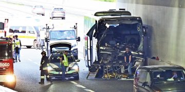Nella foto ANSA un momento dell'incidente a Lomazzo (Como) dello scuolabus nel quale ha perso la vita un' insegnante. Sull'accaduto, il presidente della Regione Attilio Fontana ha espresso il cordoglio di tutta la Lombardia.