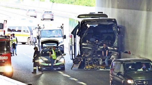 Nella foto ANSA un momento dell'incidente a Lomazzo (Como) dello scuolabus nel quale ha perso la vita un' insegnante. Sull'accaduto, il presidente della Regione Attilio Fontana ha espresso il cordoglio di tutta la Lombardia.