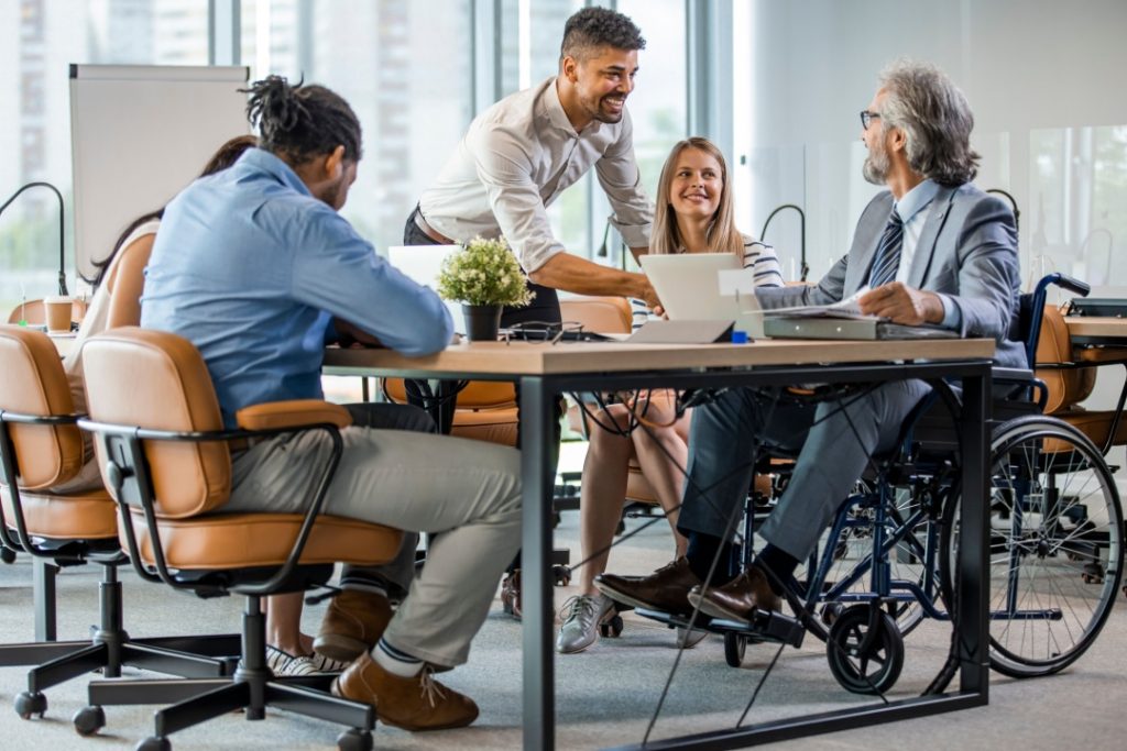 Inclusione lavorativa, riunione con persone con disabilità