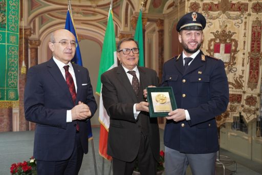 Salvatore Pasquariello, prefetto di Varese mentre l'assessore Romano La Russa premia, per conto di Regione Lombardia, Christian Di Martino, salvo grazie al Trauma Team del Niguarda come racconta il podcast su Spotify di 'Ascolta la Lombardia'
