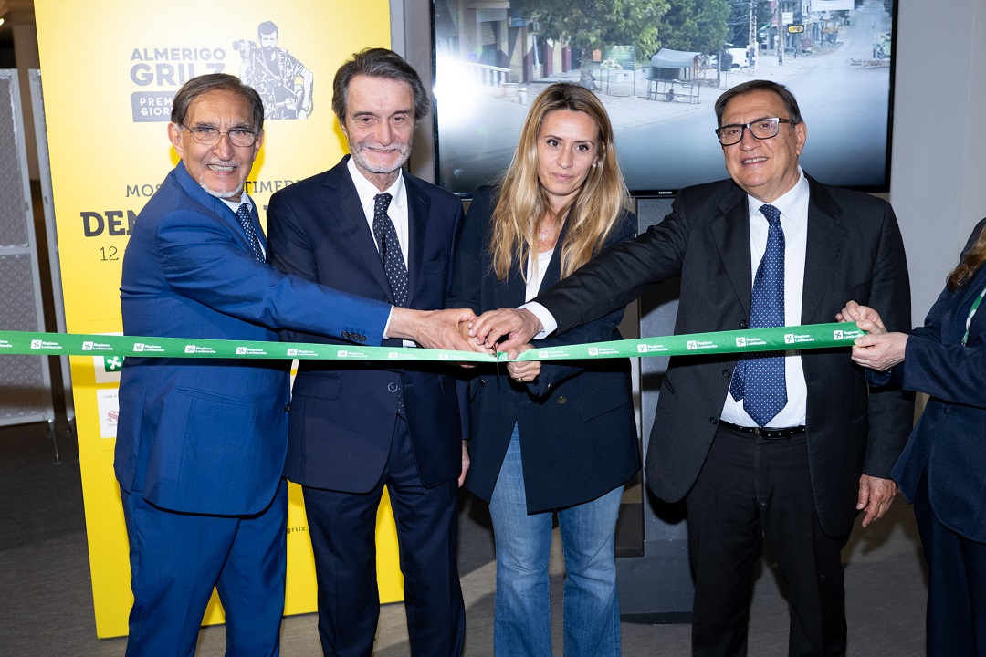 Il governatore della Regione Lombardia, Attilio Fontana, insieme al Presidente del Senato, Ignazio La Russa, e gli assessori regionali Francesca Caruso (Cultura) e Romano La Russa (Sicurezza e Protezione civile) all’inaugurazione della mostra ‘Dentro il fuoco’