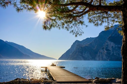 Presentata l’edizione 2025 dei ‘Festival dei Laghi lombardi’: in foto il lago di Garda da Riva del Garda