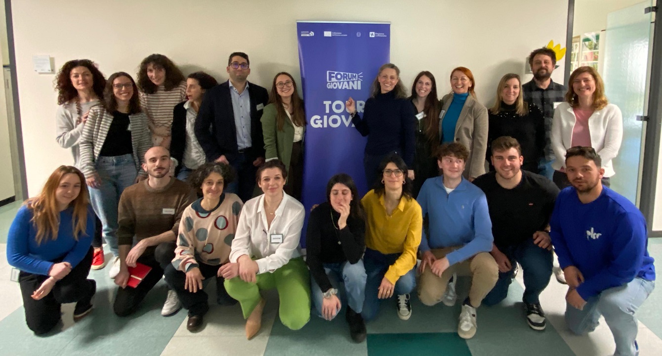 ‘La Lombardia è dei giovani’ 2025 è il nuovo bando regionale voluto dal sottosegretario allo Sport Federica Picchi, in foto con le nuove generazioni
