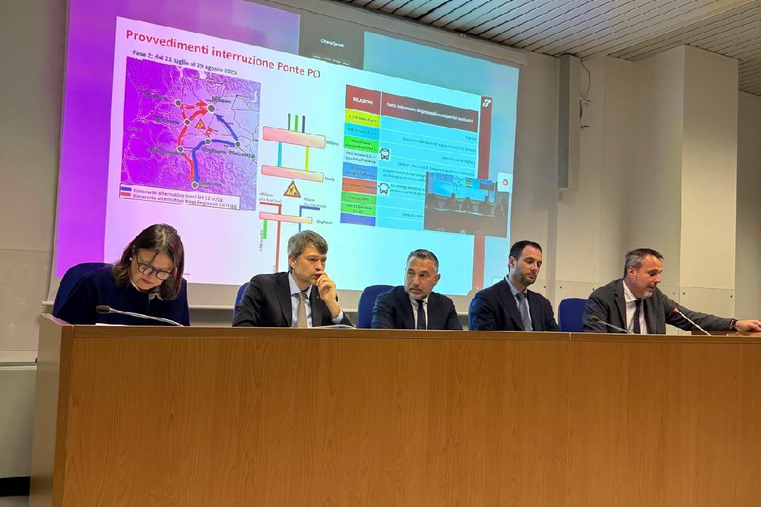 L’assessore regionale ai Trasporti Franco Lucente durante l’incontro con le autorità locali per raccogliere le criticità in vista dei lavori estivi sulla linea dei treni che passano a Bressana Bottarone
