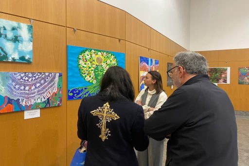 Visitatori che osservano le opere della mostra street art a Palazzo Lombardia