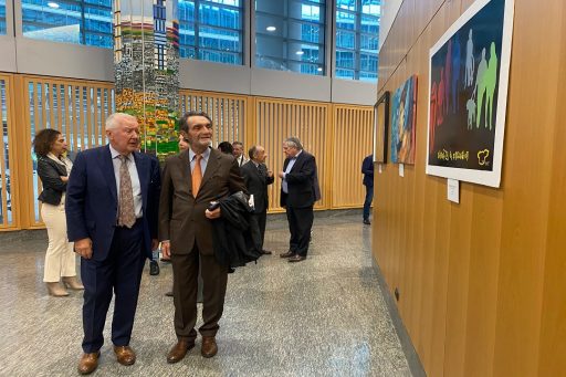 Il Presidente Attilio Fontana alla Mostra di street art Ricoh a Palazzo Lombardia mentre osserva delle opere.