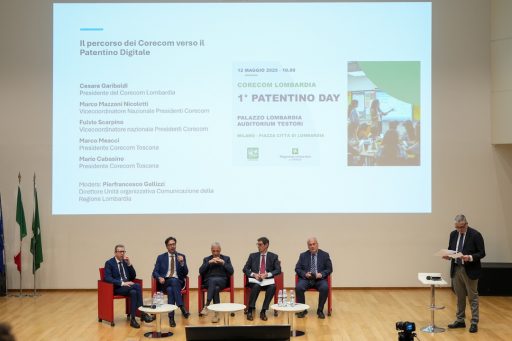 In foto i relatori del ‘1° Patentino Day’, un evento per l’uso consapevole del digitale organizzato da Corecom Lombardia presso l'Auditorium Testori di Palazzo Lombardia. Sul palco Cesare Gariboldi, Marco Mazzoni Nicoletti, Fulvio Scarpino, Marco Meacci e Mario Cabasino.