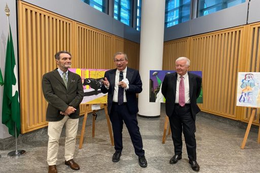 La premiazione di Ricoh Urban Art Contest, il presidente Attilio Fontana con il moderatore e il Ceo di Ricoh Italia