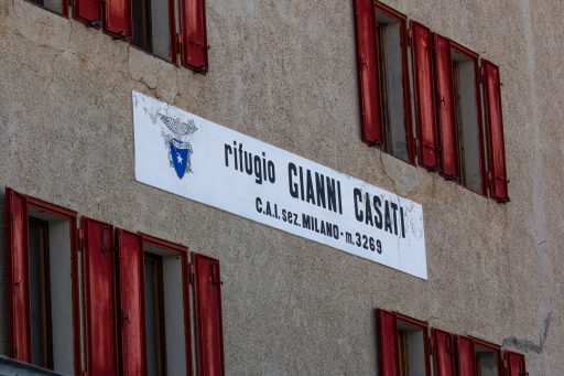 Il rifugio Casati che rinascerà a nuova vita con il Fondo Comuni Confinanti che destina oltre 14 milioni a 12 opere in Lombardia