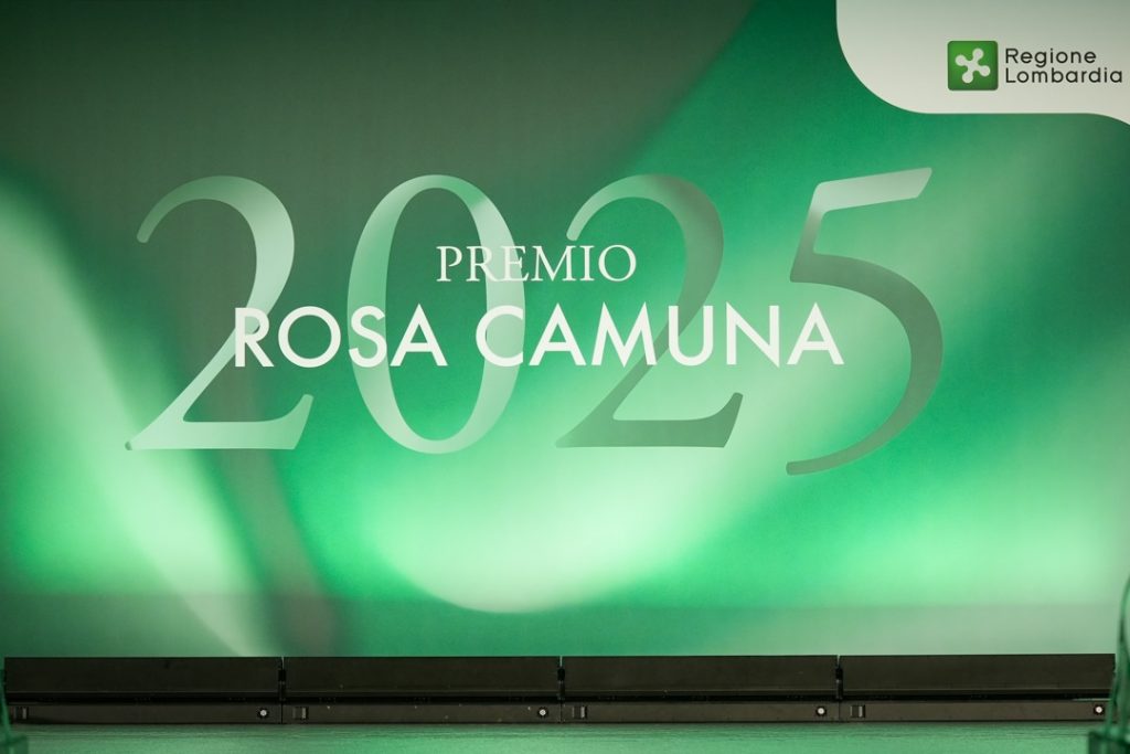 Premio Rosa Camuna 2025, tra i premiati: Maria De Filippi, X Factor, don Virginio Colmegna, don Chino Pezzoli, Simone Barlaam. Riconoscimenti anche a Adele Sgarella e Francesca Rovera per il contrasto al tumore al seno.