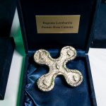 Premio Rosa Camuna 2025 all'interno del suo apposito cofanetto, foto utilizzata per il video dei momenti salienti.