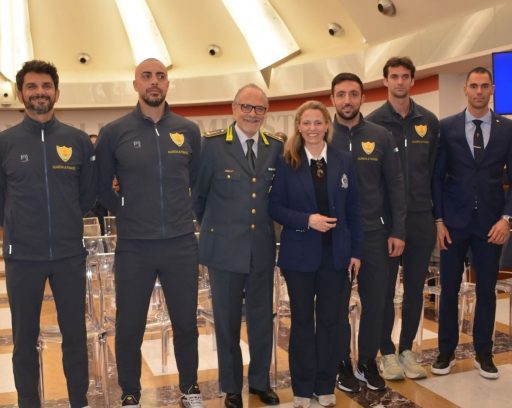 Foto di gruppo con il sottosegretario alla Presidenza della Regione Lombardia Federica Picchi in occasione della presentazione del progetto Sport per la legalità