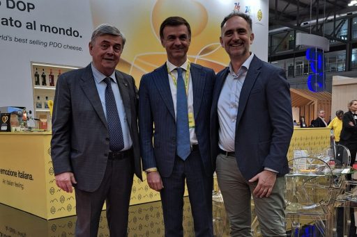 Stefano Berni, direttore Grana Padano, il presidente di Coldiretti Ettore Prandini eAlessandro Beduschi a TuttoFood 2025 per parlare dell'agroalimentare della Lombardia