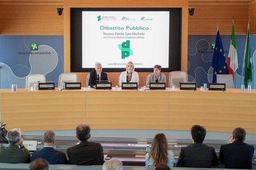 L'assessore Claudia Maria Terzi all'incontro Dibattito Pubblico per il ponte tra Calusco e Paderno d'Adda durante il suo intervento, con altri due relatori.