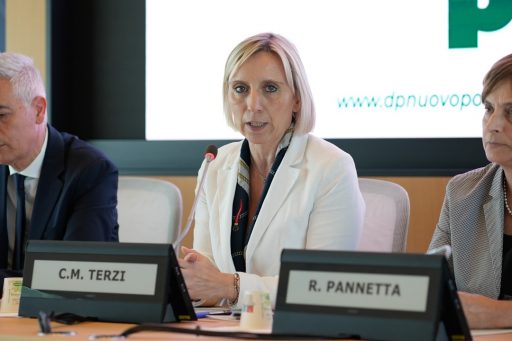 L'assessore Claudia Maria Terzi all'incontro Dibattito Pubblico per il ponte tra Calusco e Paderno d'Adda durante il suo intervento.