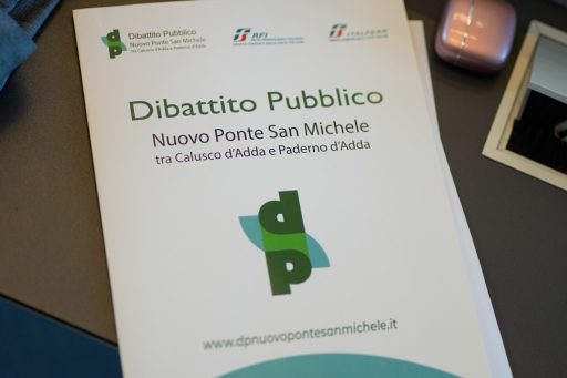 Il pieghevole del Dibattito Pubblico presente durante l'evento a Palazzo Lombardia