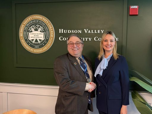 Siglata intesa ITS Italia e college Usa: in foto l’assessore all’Istruzione di Regione Lombardia, Simona Tironi, con il preside dell’Hudson Valley Community College di Troy