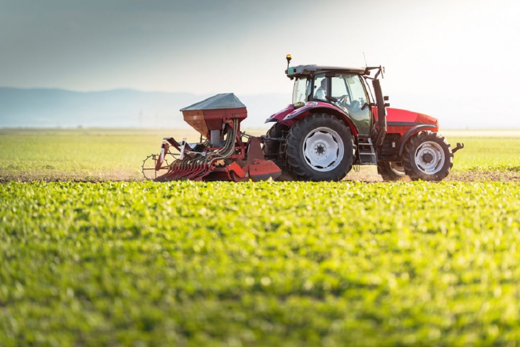 Un trattore nei campi con la Lombardia che, con fondi ministeriali, sostiene la riduzione delle emissioni delle aziende agricole chiudendo il bando 2023 e aprendone uno nuovo