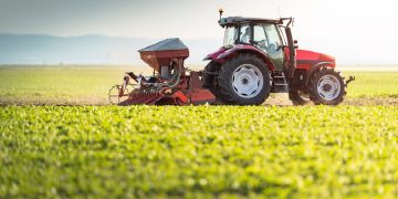 Un trattore nei campi con la Lombardia che, con fondi ministeriali, sostiene la riduzione delle emissioni delle aziende agricole chiudendo il bando 2023 e aprendone uno nuovo