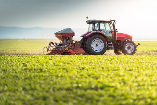 Un trattore nei campi con la Lombardia che, con fondi ministeriali, sostiene la riduzione delle emissioni delle aziende agricole chiudendo il bando 2023 e aprendone uno nuovo