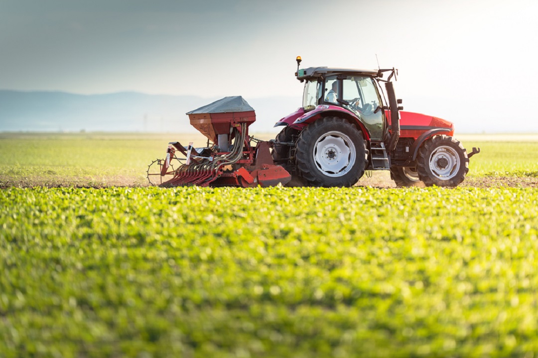 Un trattore nei campi con la Lombardia che, con fondi ministeriali, sostiene la riduzione delle emissioni delle aziende agricole chiudendo il bando 2023 e aprendone uno nuovo