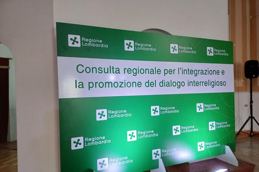 La foto ritrae un panel d'archivio della consulta interreligiosa, targata con il logo di Regione Lombardia. Utilizzata in occasione dell'incontro con focus sui Giochi Milano Cortina 2026