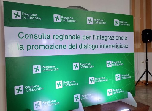 La foto ritrae un panel d'archivio della consulta interreligiosa, targata con il logo di Regione Lombardia. Utilizzata in occasione dell'incontro con focus sui Giochi Milano Cortina 2026