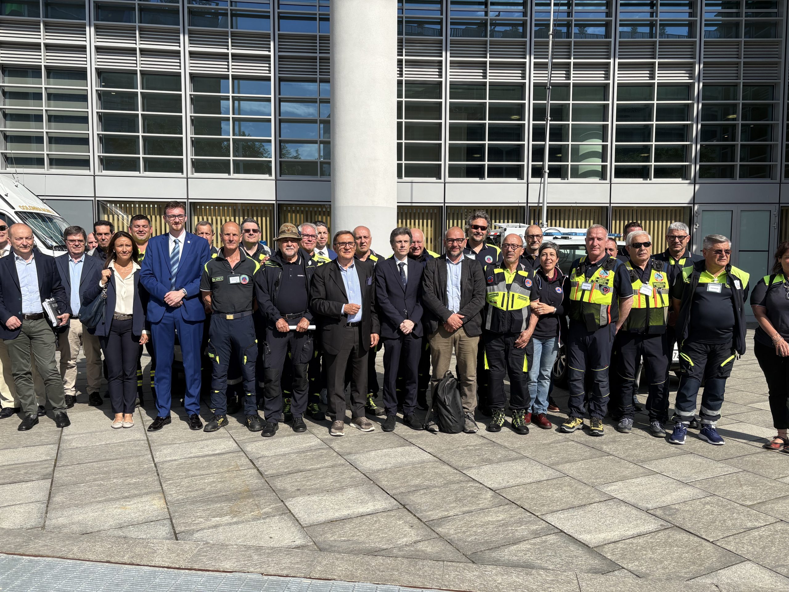 Presentata a Palazzo Lombardia la nuova Colonna Mobile Regionale della Protezione Civile: in foto l’assessore La Russa con gli operatori che hanno partecipato