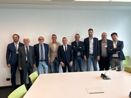 L'assessore regionale ai Trasporti, Franco Lucente, ha annunciato gli orari e le fermate del nuovo treno diretto Milano-Crema. All'incontro hanno partecipato Gianni Rossoni, presidente Area Omogenea Cremasca, Bruno Garatti, amministratore delegato di Consorzio.it S.p.a, società dei Comuni Cremaschi, i consiglieri regionali Matteo Piloni e Riccardo Vitari e il sindaco di Crema Fabio Bergamaschi.