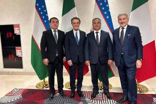 Il presidente della Regione Lombardia, Attilio Fontana, e il sottosegretario alla Presidenza con delega alle Relazioni internazionali ed Europee, Raffaele Cattaneo, con Adiz Boboyev Muzafarovich, governatore della Regione di Samarcanda.