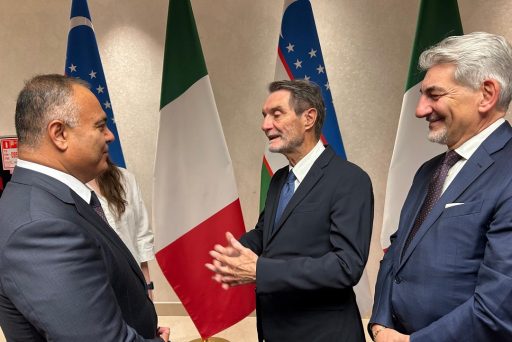 Il presidente della Regione Lombardia, Attilio Fontana, e il sottosegretario alla Presidenza con delega alle Relazioni internazionali ed Europee, Raffaele Cattaneo, con Adiz Boboyev Muzafarovich, governatore della Regione di Samarcanda.