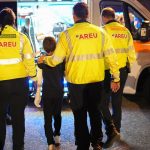 Adam, uno dei tre feriti di Gaza che la Lombardia accoglie, con personale AREU che lo porta all'ospedale, Niguarda, dove sarà curato: riceverà dei doni dai lombardi