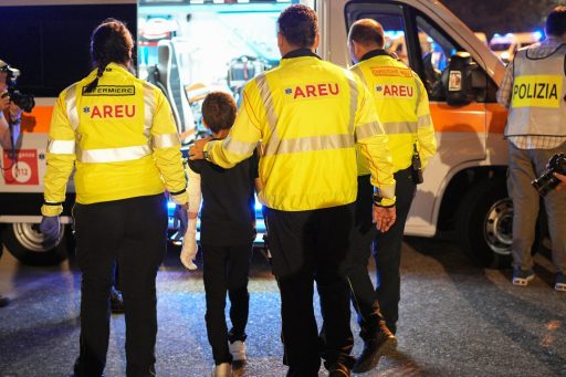 Adam, uno dei tre feriti di Gaza che la Lombardia accoglie, con personale AREU che lo porta all'ospedale, Niguarda, dove sarà curato: riceverà dei doni dai lombardi