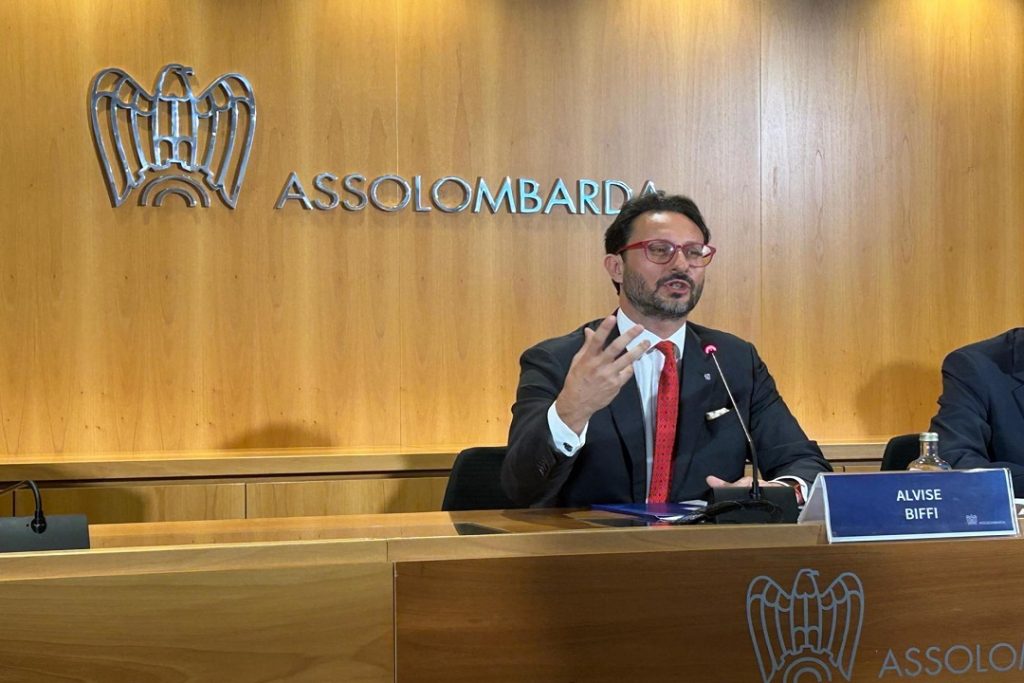 Il presidente di Regione Lombardia, Attilio Fontana, ha fatto gli auguri al neo eletto presidente di Assolombarda, Alvise Biffi, nella 'Foto ANSA'