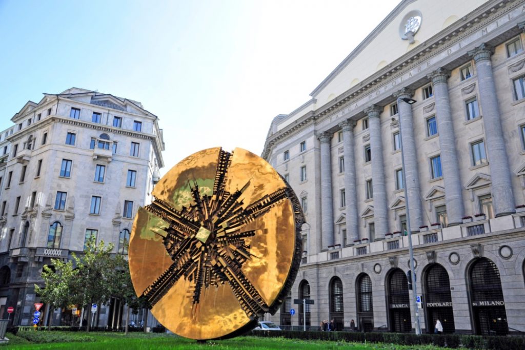 La foto ritrae l'opera di Arnaldo Pomodoro presente in piazza Meda a Milano
