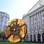 La foto ritrae l'opera di Arnaldo Pomodoro presente in piazza Meda a Milano