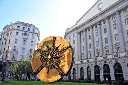 La foto ritrae l'opera di Arnaldo Pomodoro presente in piazza Meda a Milano