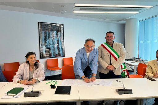 L'assessore Beduschi con il sindaco di Sabbioneta Pasquali firma protocollo per la nascita del Distretto del legno per l'alta formazione 