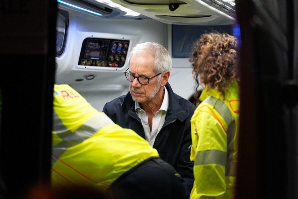 L’assessore regionale al Welfare, Guido Bertolaso, in foto durante l’arrivo dei bambini di Gaza a Linate, ora ricoverati negli ospedali lombardi di Milano e Bergamo
