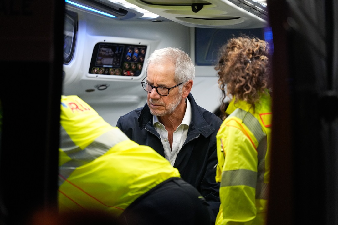 L’assessore regionale al Welfare, Guido Bertolaso, in foto durante l’arrivo dei bambini di Gaza a Linate, ora ricoverati negli ospedali lombardi di Milano e Bergamo