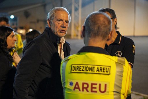 L’assessore al Welfare di Regione Lombardia, Guido Bertolaso, in foto al momento dell’arrivo dell’aereo da Gaza con sopra Adam: il giovane è stato trasferito al Niguarda