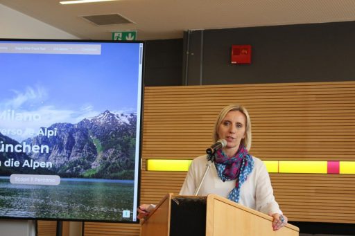 Assessore Claudia Maria Terzi durante un convegno. Foto utilizzata in occasione dell'articolo per la ciclovia Milano-Monaco di Baviera