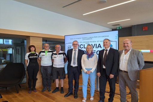 Assessore Claudia Maria Terzi durante la conferenza, in una foto di gruppo. Ha le mani giunte e guarda in camera. Foto utilizzata in occasione dell'articolo per la ciclovia Milano-Monaco di Baviera