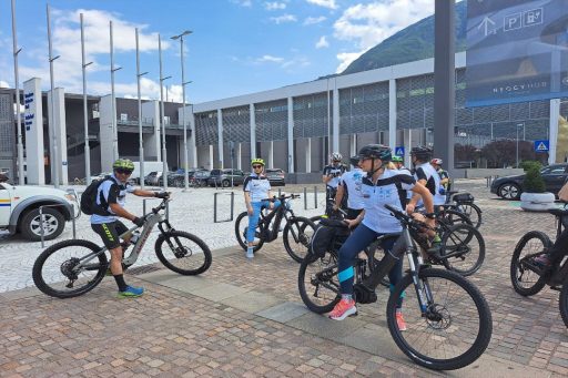 Assessore Claudia Maria Terzi in bicicletta con altri ciclisti. Foto utilizzata in occasione dell'articolo per la ciclovia Milano-Monaco di Baviera