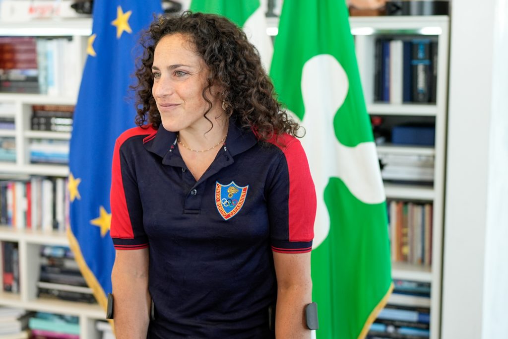 L'assessore Guido Bertolaso ha incontrato Andrea Panzeri, traumatologo comasco, artista delle ossa, che ha curato Federica Brignone (in foto la sciatrice durante un incontro a Palazzo Lombardia).